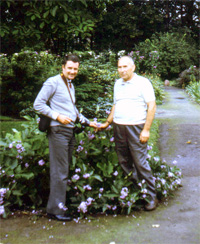 Brat Stefan Franczak i Raymond Evison w ogrodzie Jezuitów, 1984 r